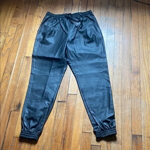 Black Sweatpants with Elastic Waistband and Tapered Legs